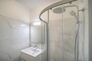 Shower, hair dryer, towels, toilet paper - LUMINEUX STUDIO AVEC LOGGIA A0B203 (Cannes)