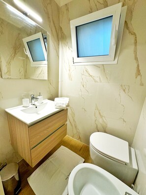 Dusche, Bidet, Handtücher, Toilettenpapier
