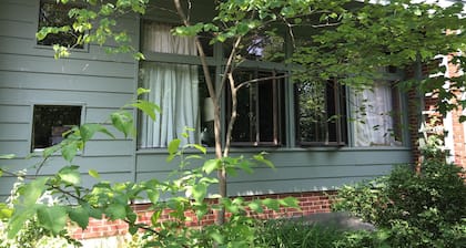 Central and Shady 1-bedroom house in Yellow Springs with WiFi and AC