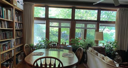 Central and Shady 1-bedroom house in Yellow Springs with WiFi and AC