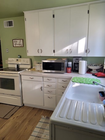 Fridge, oven, stovetop, coffee/tea maker. Sportsman's HQ/Garage/Pet Friendly/W&D/EZ Access