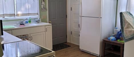 Fridge, oven, stovetop, coffee/tea maker