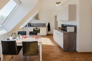 Fridge, microwave, oven, stovetop - Country house vacation apartment 2 - Bauernhof Hopp Vadersdorf (Fehmarn)