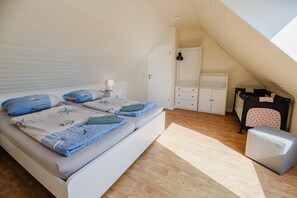 2 bedrooms, WiFi, bed sheets - Country house vacation apartment 2 - Bauernhof Hopp Vadersdorf (Fehmarn)