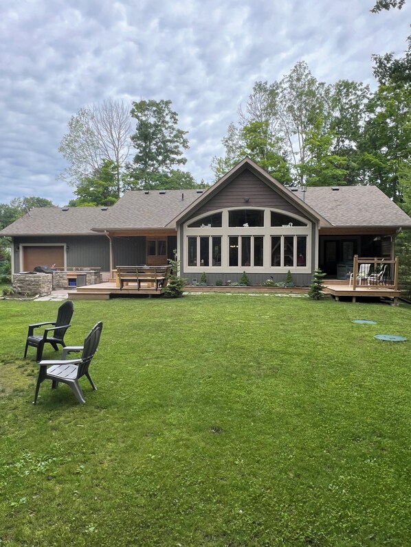 Outdoor dining - 5 min walk to the beaches of Georgian Bay
Family fun cottage, pool table (Ishpiming Beach)