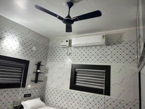 Shower, hair dryer, towels, soap - Rumi HomeStays (Bhubaneswar)