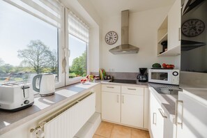 Een koelkast, een magnetron, een kookplaat, een vaatwasser