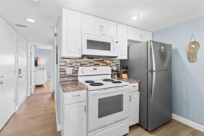 Kjøleskap, mikrobølgeovn, ovn og kokeplater