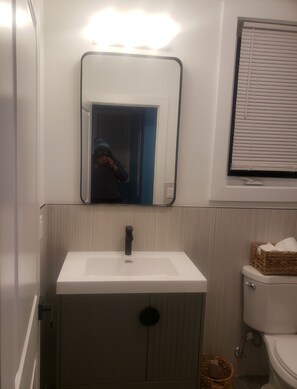 Hårføner, håndklær, såpe og toalettpapir