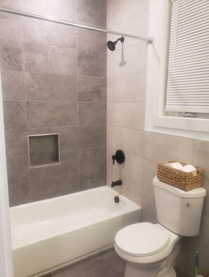 Hair dryer, towels, soap, toilet paper - Exquisite 3-bedroom house with WiFi and AC in welcoming Newark (Newark)