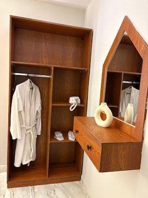 A wooden wardrobe with a mirror and a vanity. - Hermes &Pyramids Hotel (Giza)