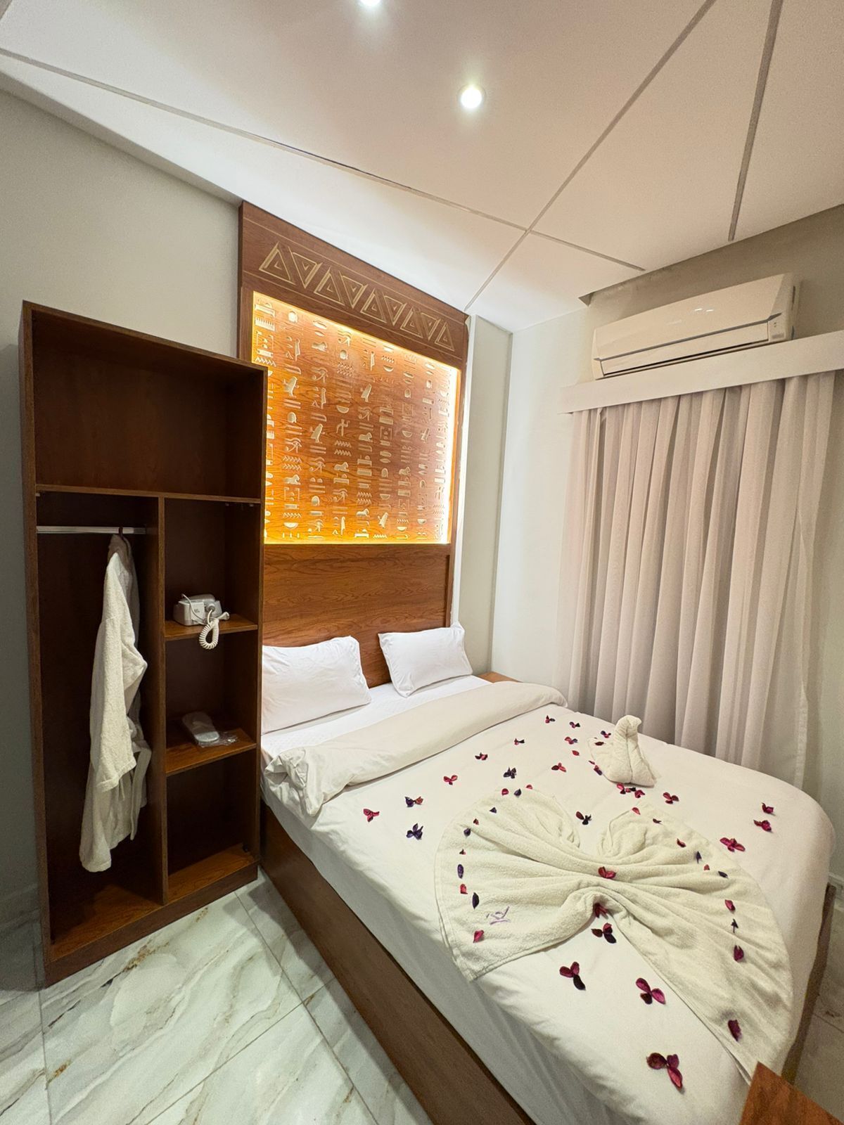 Deluxe Single Room | Living area | TV