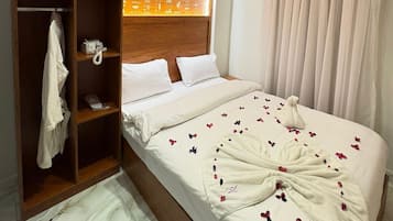 Deluxe Single Room | Living area | TV