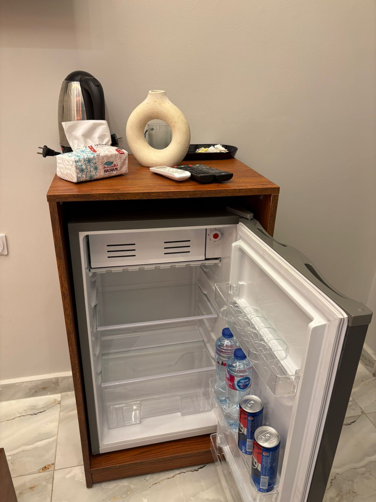 Artículos del minibar gratis y caja de seguridad en la habitación 