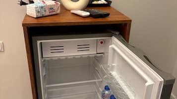 Artículos del minibar gratis y caja de seguridad en la habitación
