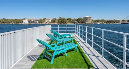 Stunning Floating House w/ Pool Access