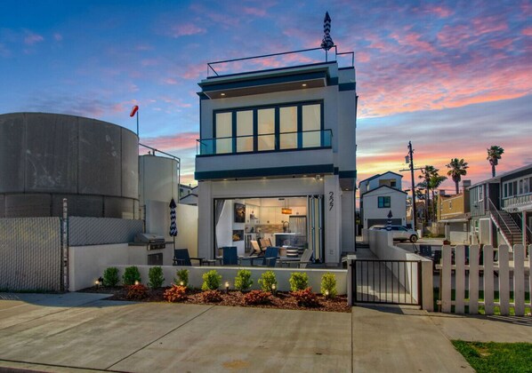 Exterior - You Won`t Want To Miss This! 2 Levels! Ocean Views (Huntington Beach)