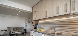 Frigorifero, forno, piano cottura, lavastoviglie