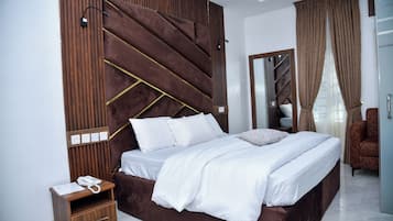 Escritorio, espacio para trabajar con laptop y wifi gratis