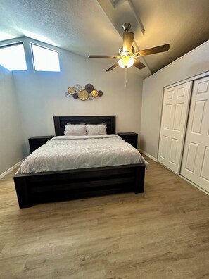 3 makuuhuonetta, työpöytä, Wi-Fi, vuodevaatteet