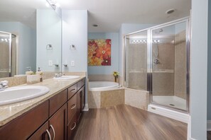 Secadora de cabello, toallas, jabón, papel de baño 