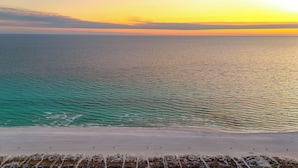 Una playa con vista despejada al océano y una orilla arenosa.