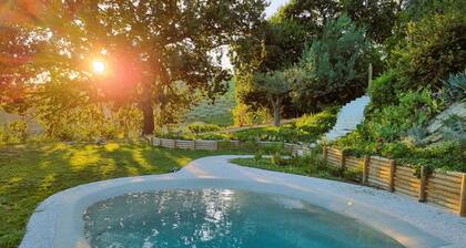 Farmhouse with pool in the hills 5 km from Cupra Marittima.