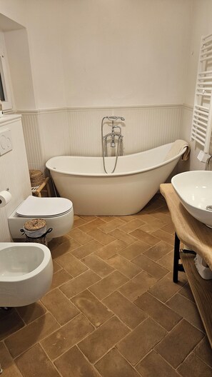 Een douche, een haardroger, een bidet, handdoeken