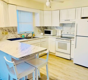 Frigorifero, microonde, forno, piano cottura