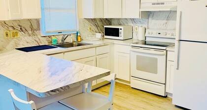 Beautiful 1 Block from Beach- 2 Parking spots!! Free Beach Badges, Washer Dryer