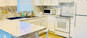 Beautiful 1 Block from Beach- 2 Parking spots!! Free Beach Badges, Washer Dryer