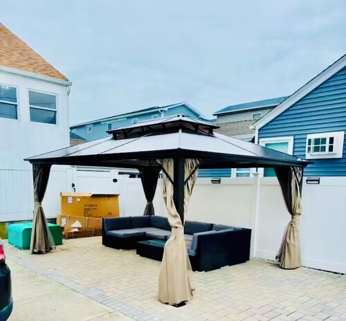 Beautiful 1 Block from Beach- 2 Parking spots!! Free Beach Badges, Washer Dryer