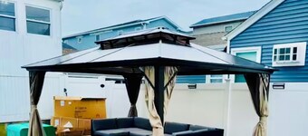 Beautiful 1 Block from Beach- 2 Parking spots!! Free Beach Badges, Washer Dryer