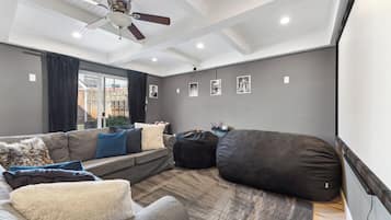 Smart TV, chimenea y estéreo