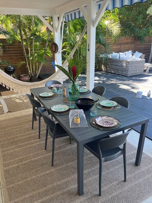 Outdoor dining - La Belle Créole - Pretty 3-bedroom house near the most beautiful beaches in the south of France (Sainte-Anne)