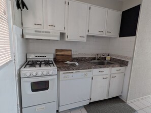 Réfrigérateur, four, plaque de cuisson, cafetière/bouilloire