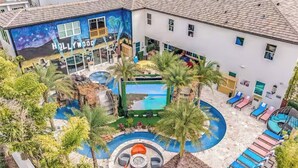 Un hôtel doté d’une piscine, d’un espace extérieur aménagé et d’une fresque murale représentant Hollywood.