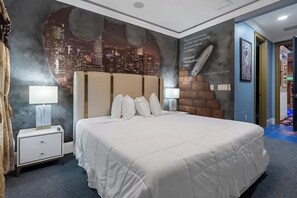 20 bedrooms, individually decorated, individually furnished, free WiFi - Luxury Mansion w Pool Sleeps 60 (Davenport)