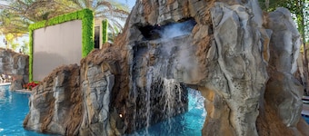 Luxury Mansion w Pool Sleeps 60