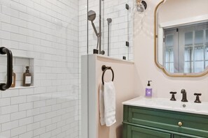 Ducha, artículos de higiene personal ecológicos y secador de pelo