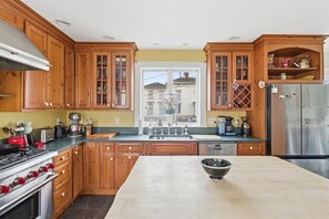 Microondas, horno, parrilla de estufa y lavavajillas 