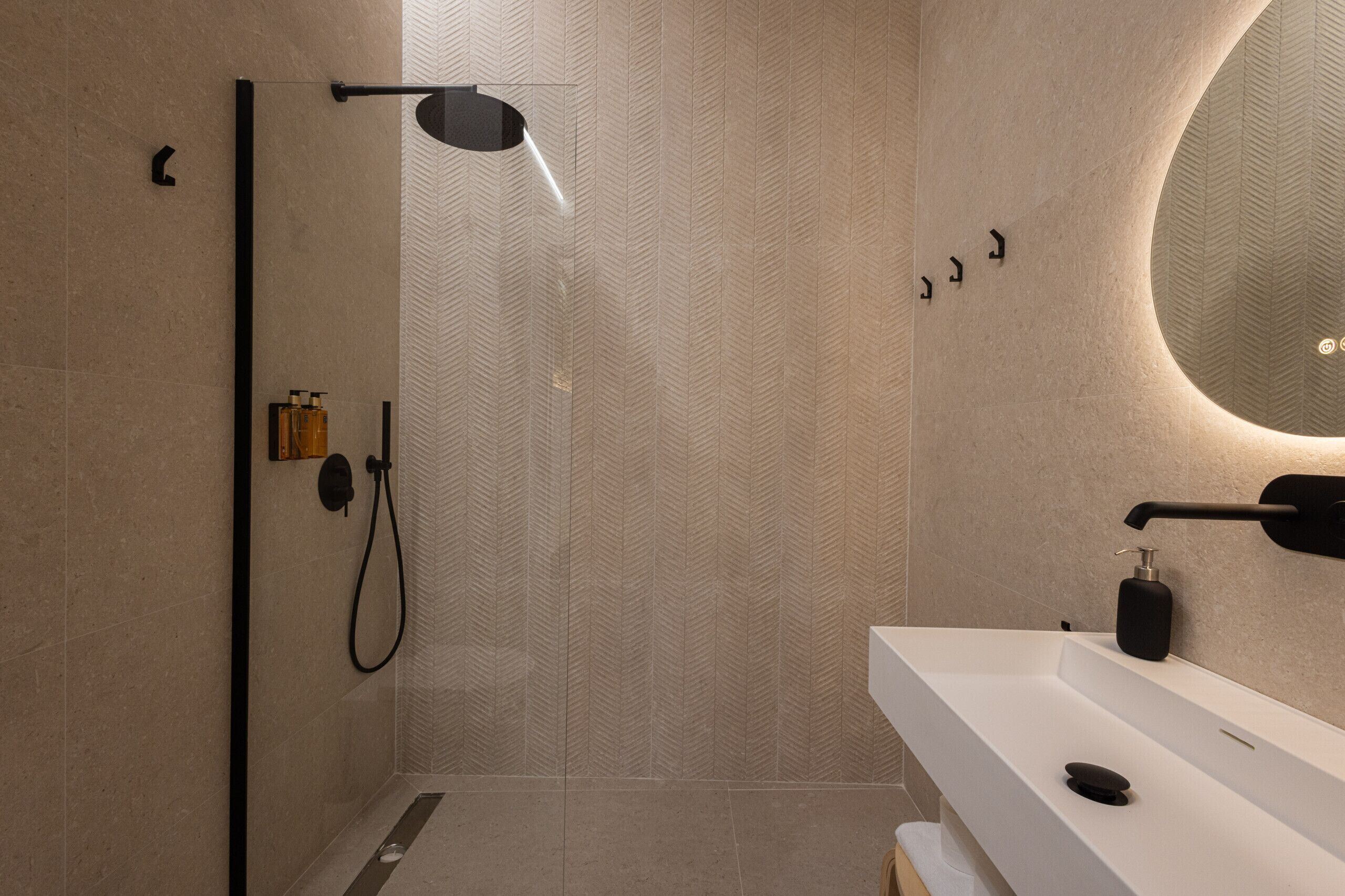 Een douche, een haardroger, handdoeken