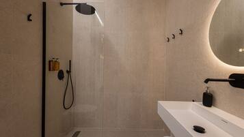 Een douche, een haardroger, handdoeken