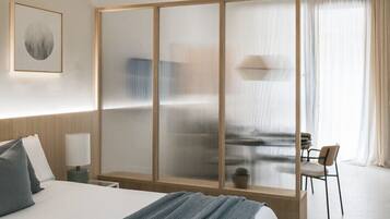 Tabla de planchar con plancha, wifi gratis y ropa de cama