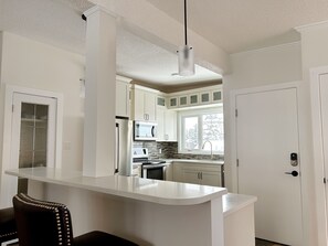 Private kitchen - Modern 3BR Near Airport & DT (Calgary)