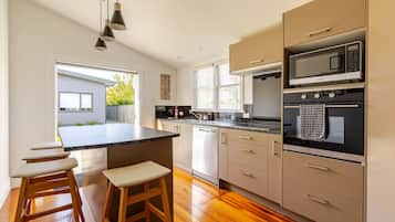 Køleskab, mikrobølgeovn, ovn, kogeplade