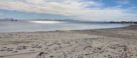 En la playa y camastros