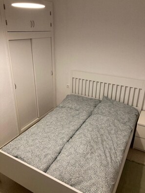 2 Schlafzimmer, Bügeleisen/Bügelbrett
