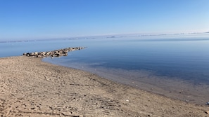 Plage, chaises longues