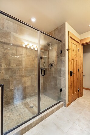 Shower, hair dryer, towels, soap - Lookout Mountain (Cle Elum)
